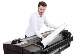 A impressora Plotter HP Designjet T1700 aceita rolos de papel de at 111cm de largura (44 polegadas)